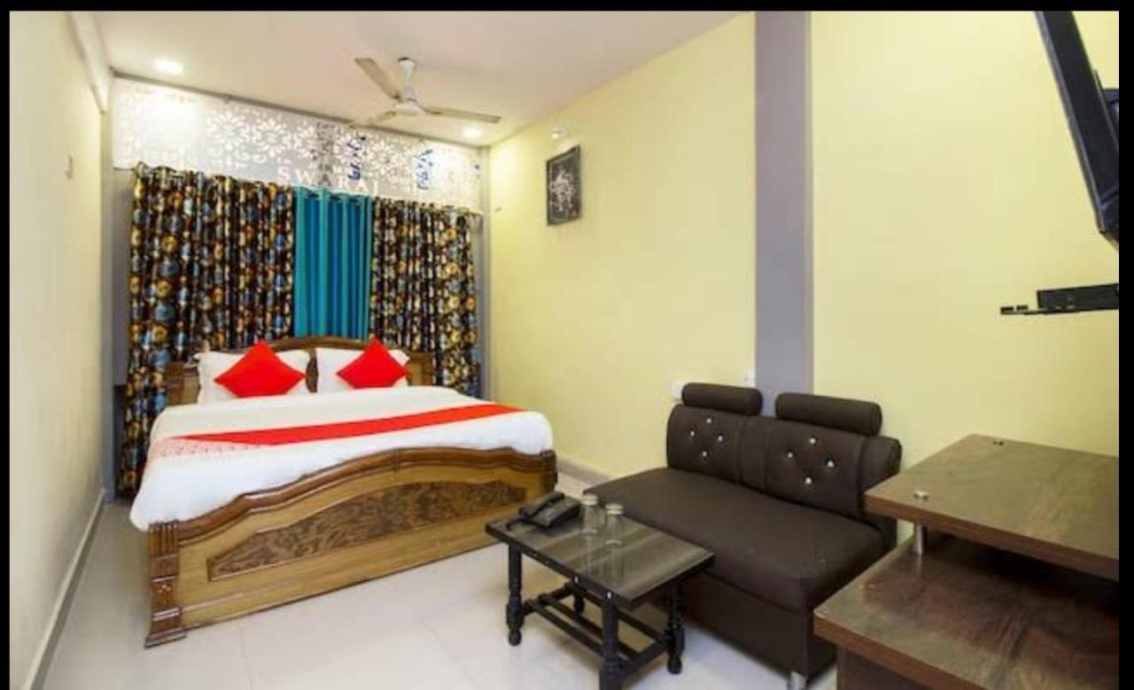 Hotel Swaraj Logde Panvel Buitenkant foto