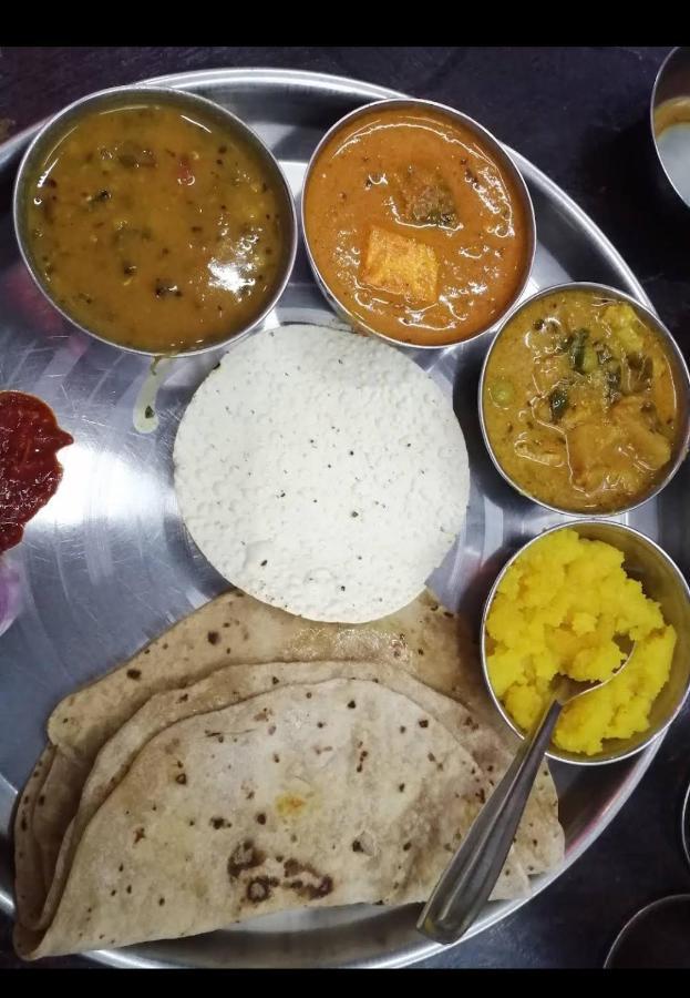 Hotel Swaraj Logde Panvel Buitenkant foto
